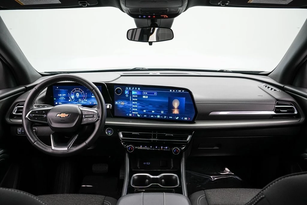 2025 Chevrolet Traverse - Image 15 of 21