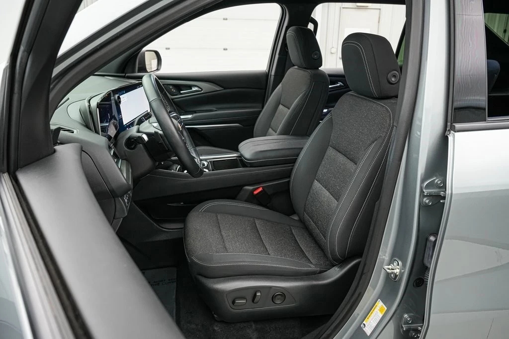 2025 Chevrolet Traverse - Image 12 of 21