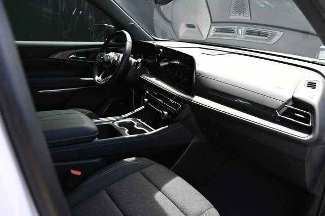 2025 Chevrolet Traverse - Image 15 of 21