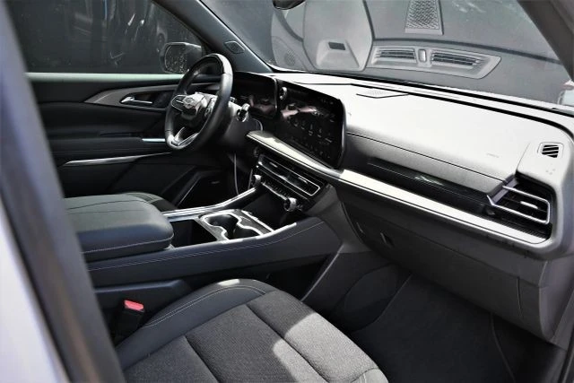 2025 Chevrolet Traverse - Image 14 of 21