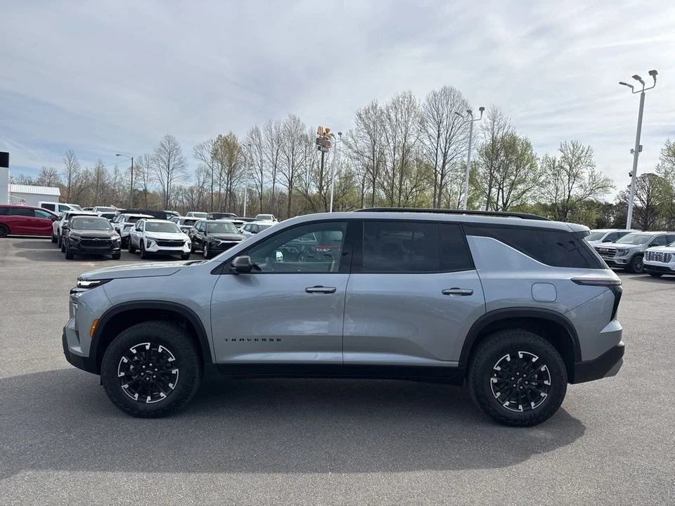 2025 Chevrolet Traverse - Image 2 of 21