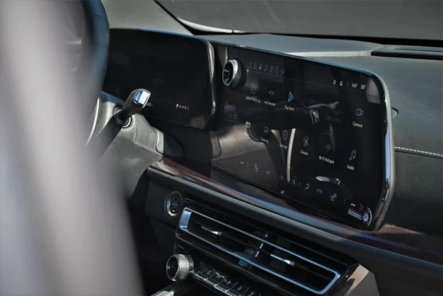 2025 Chevrolet Traverse - Image 12 of 21