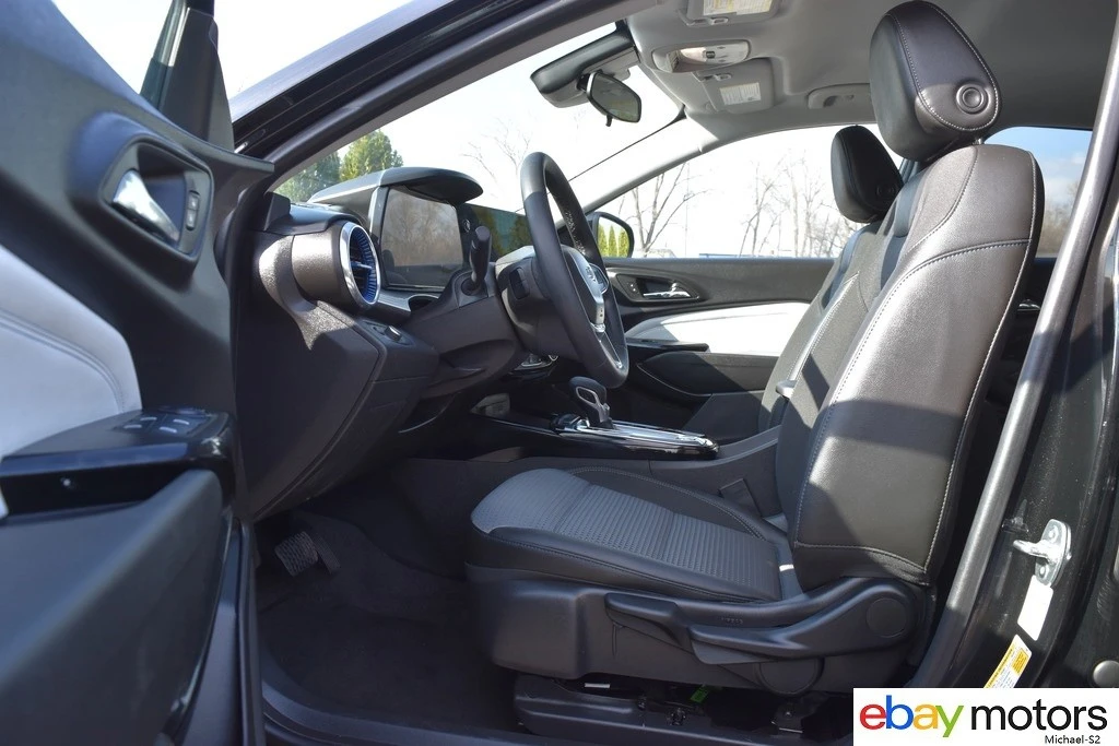 2025 Chevrolet Trax - Image 10 of 21