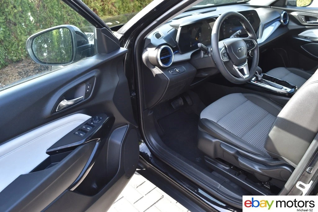 2025 Chevrolet Trax - Image 11 of 21