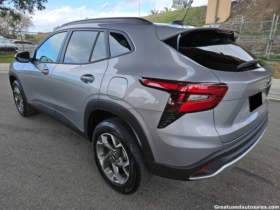 2025 Chevrolet Trax - Image 4 of 21