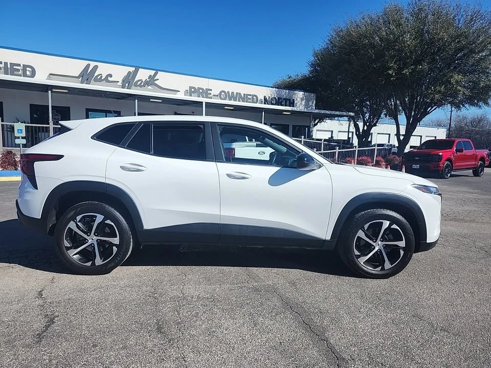 2025 Chevrolet Trax - Image 2 of 8