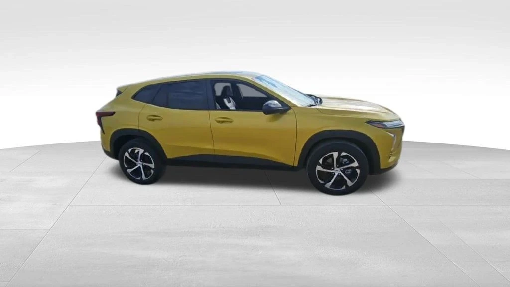 2025 Chevrolet Trax - Image 9 of 21