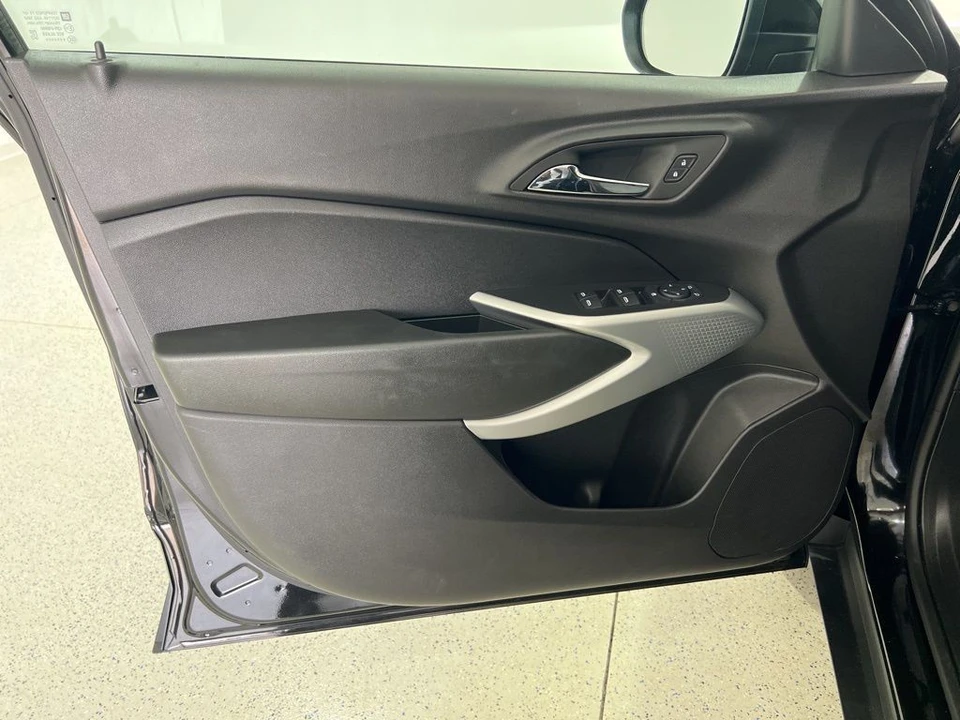 2025 Chevrolet Trax - Image 18 of 21
