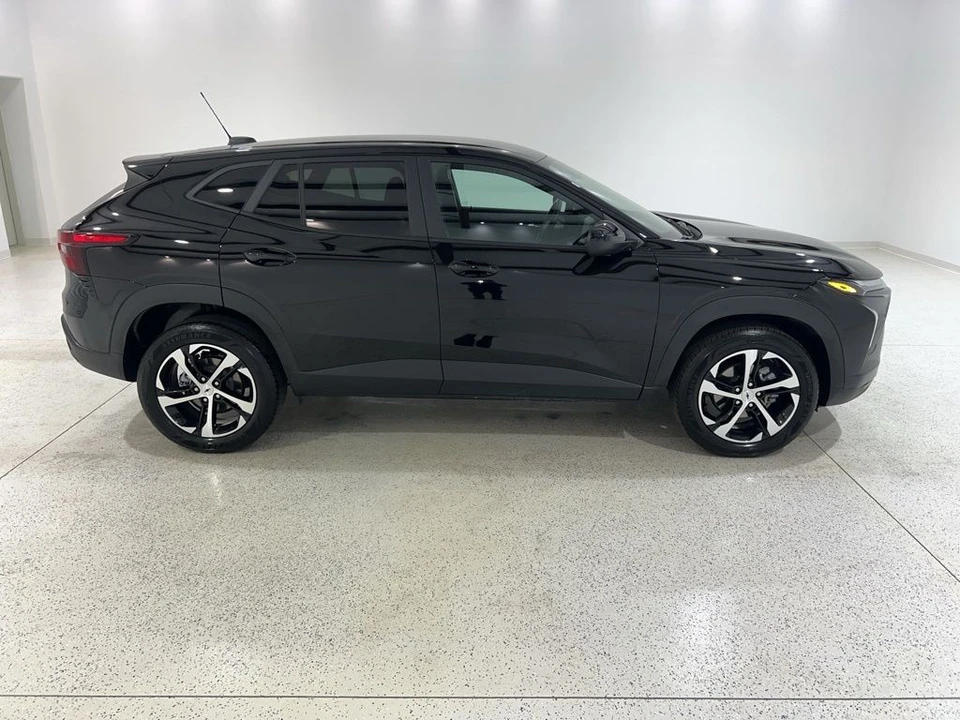 2025 Chevrolet Trax - Image 5 of 21