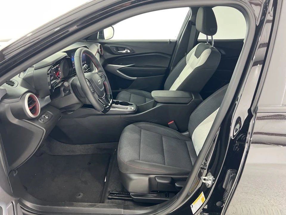 2025 Chevrolet Trax - Image 16 of 21