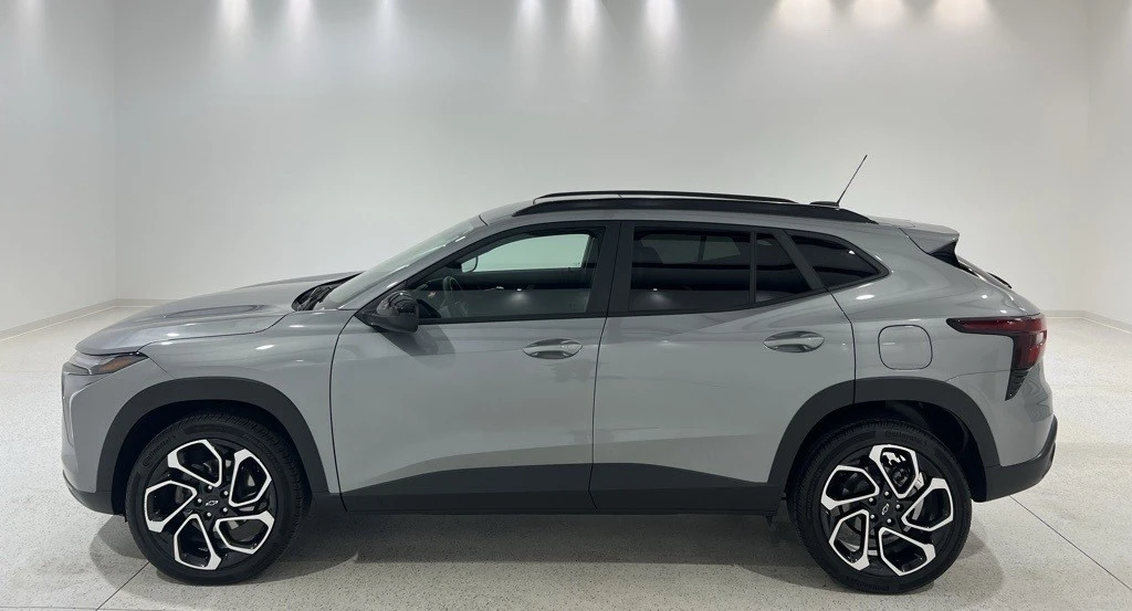 2025 Chevrolet Trax - Image 2 of 12
