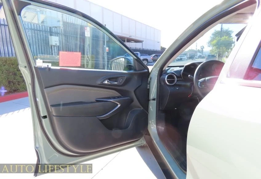 2025 Chevrolet Trax - Image 17 of 21