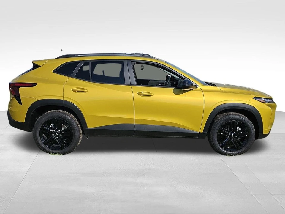 2025 Chevrolet Trax - Image 12 of 21