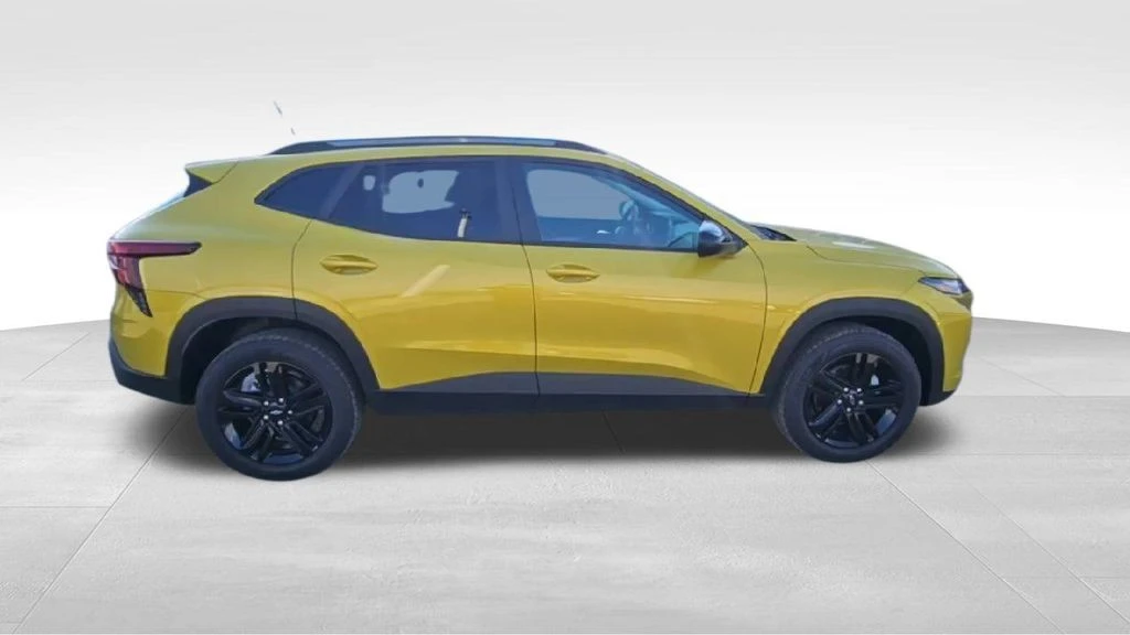 2025 Chevrolet Trax - Image 9 of 21