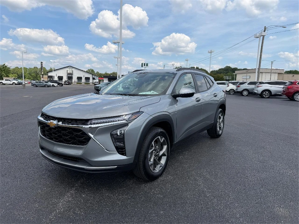 2025 Chevrolet Trax - Image 3 of 31