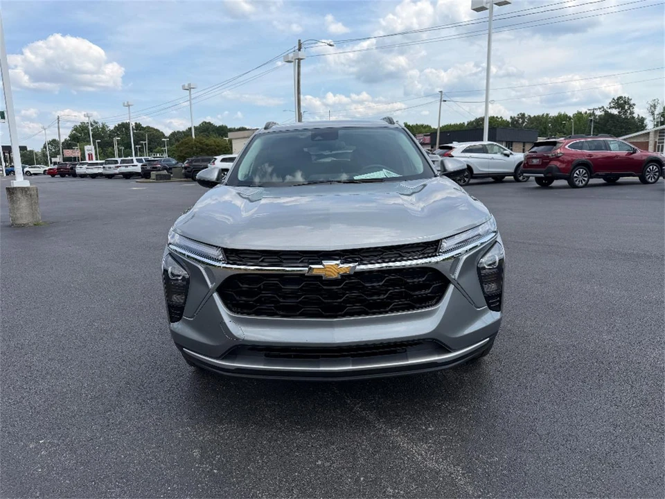2025 Chevrolet Trax - Image 2 of 31