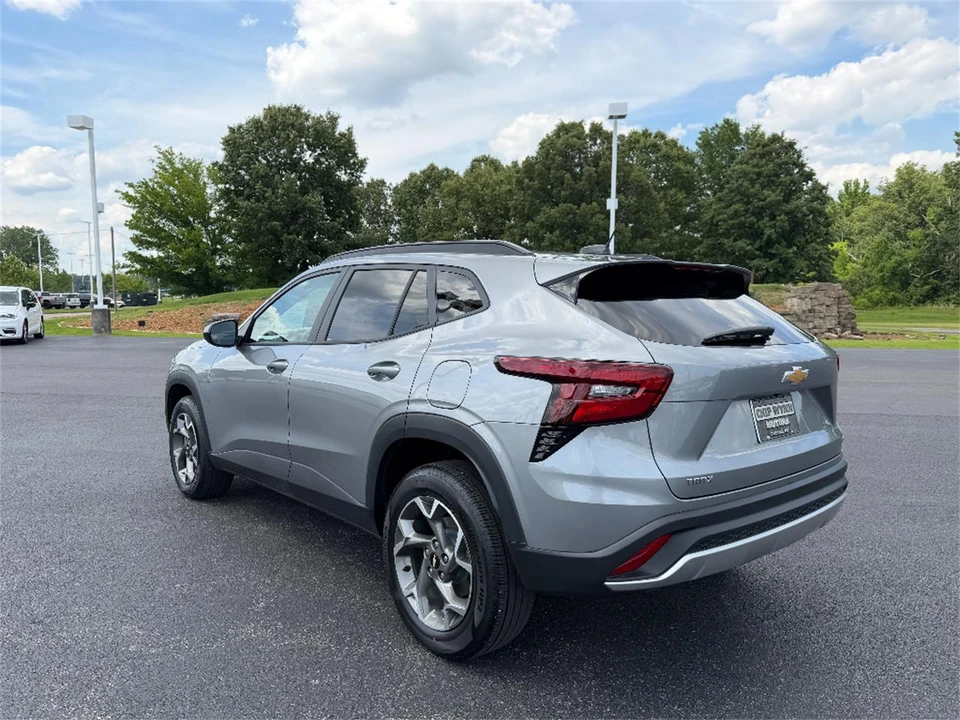 2025 Chevrolet Trax - Image 5 of 31