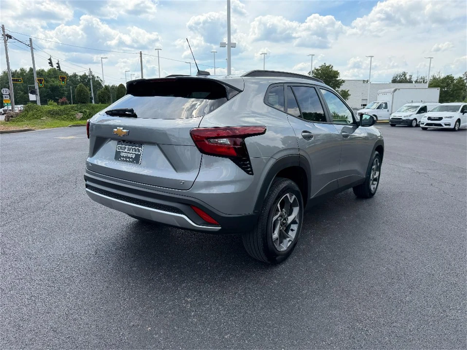 2025 Chevrolet Trax - Image 7 of 31