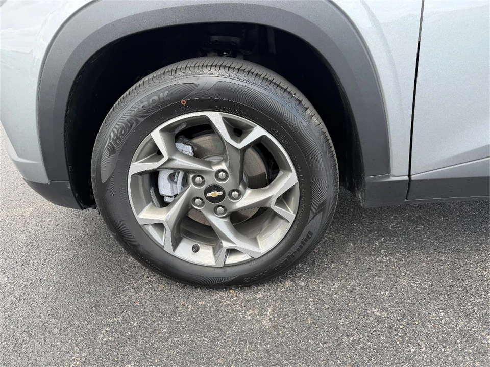 2025 Chevrolet Trax - Image 9 of 31