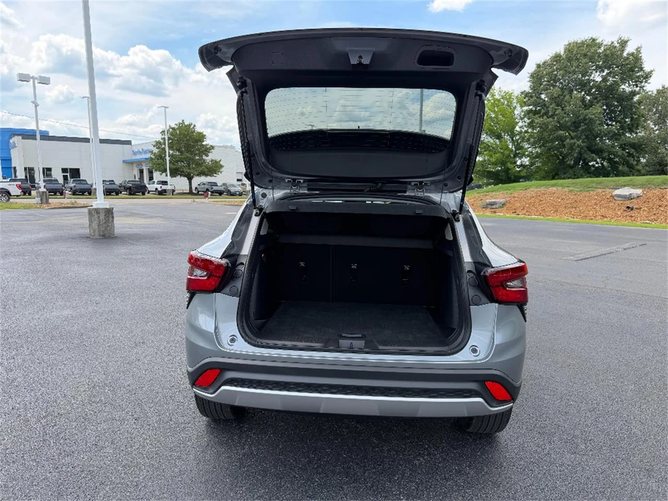 2025 Chevrolet Trax - Image 11 of 31