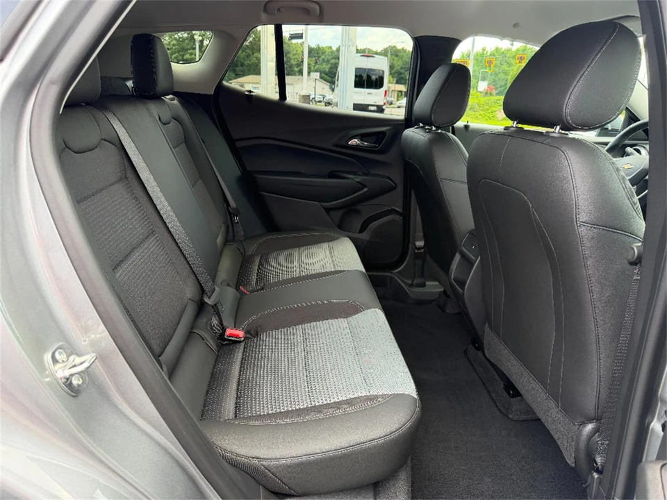 2025 Chevrolet Trax - Image 13 of 31