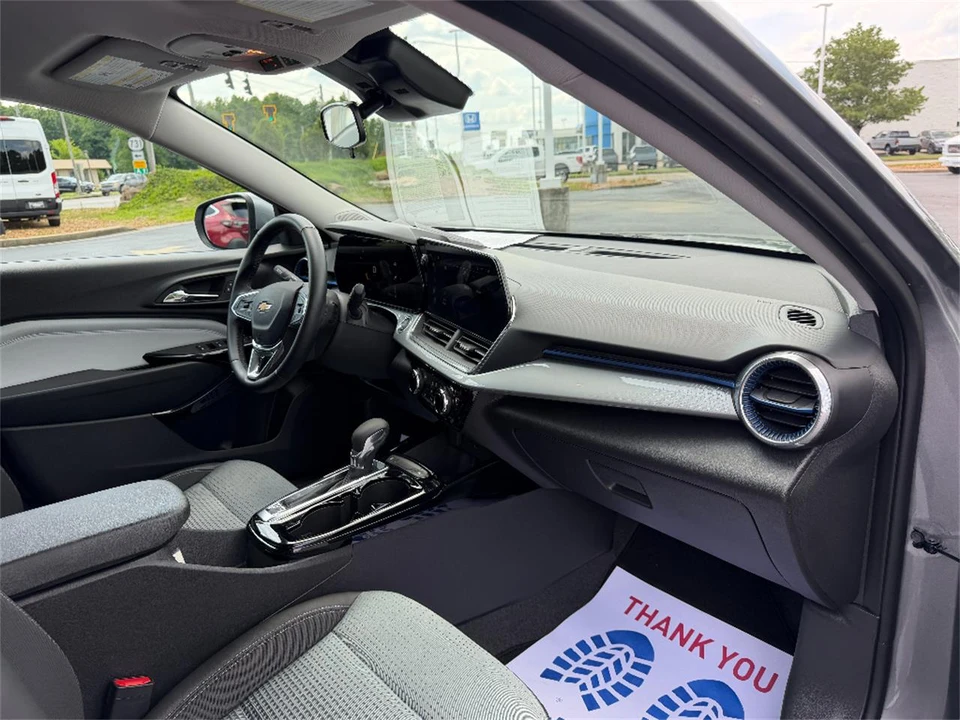 2025 Chevrolet Trax - Image 14 of 31