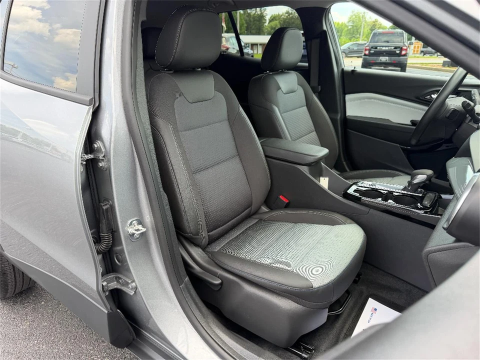 2025 Chevrolet Trax - Image 15 of 31