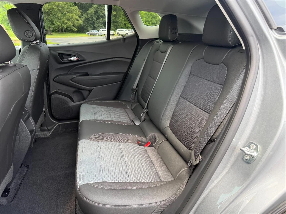 2025 Chevrolet Trax - Image 16 of 31