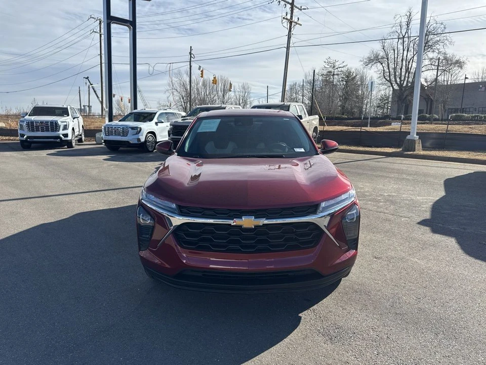2025 Chevrolet Trax - Image 8 of 21