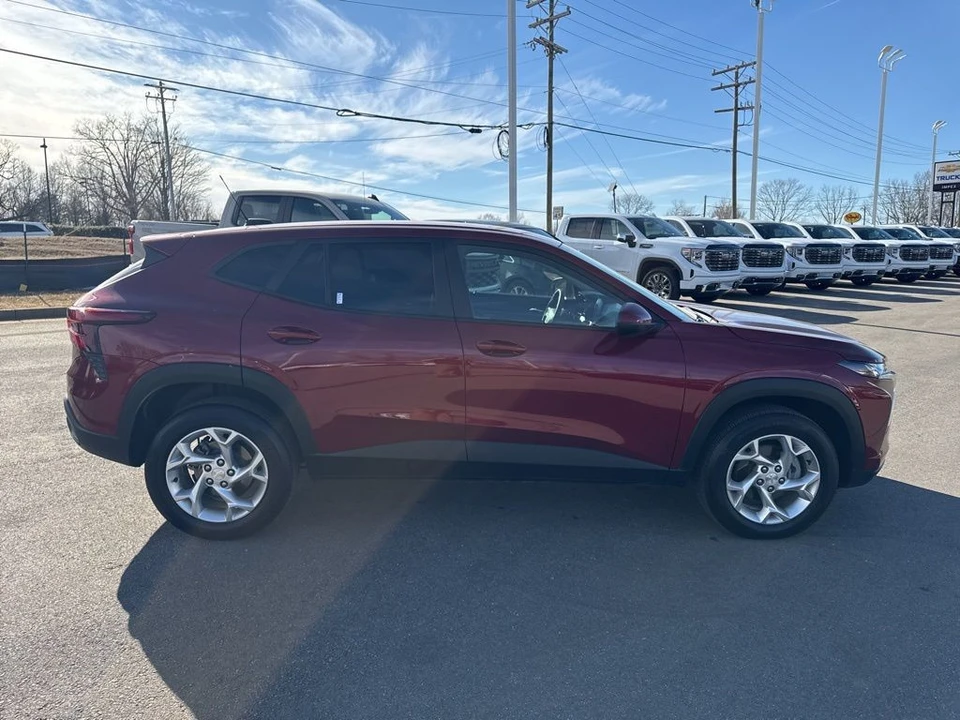 2025 Chevrolet Trax - Image 6 of 12