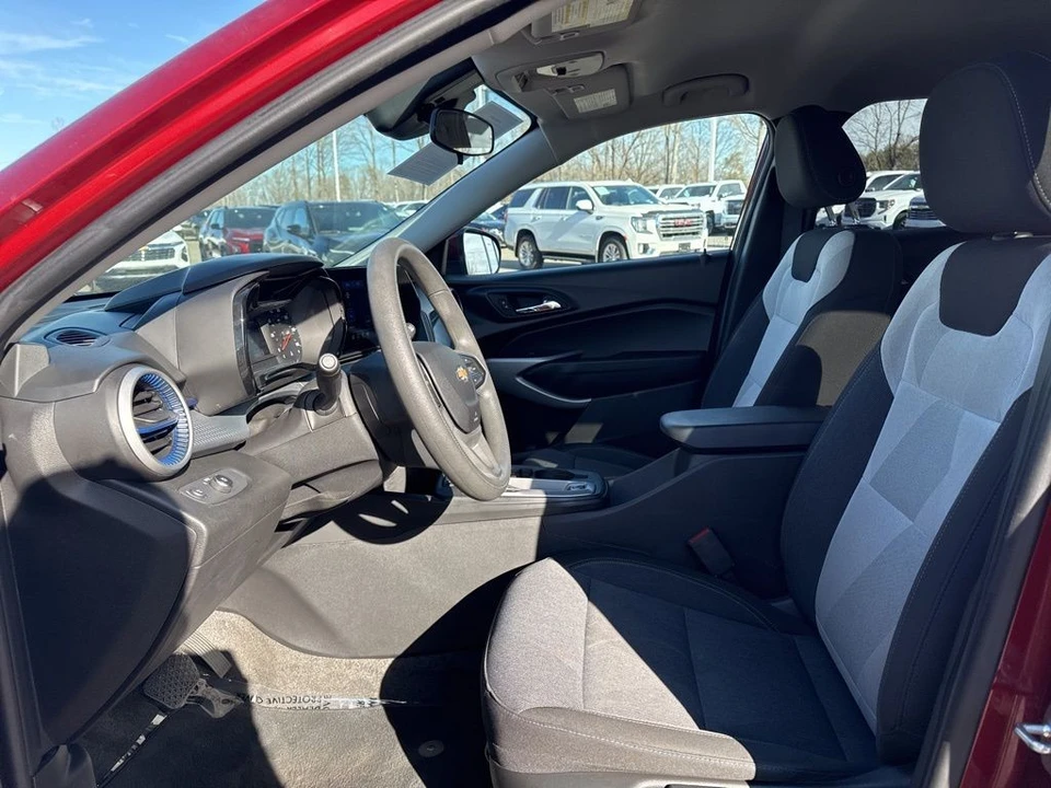 2025 Chevrolet Trax - Image 9 of 21
