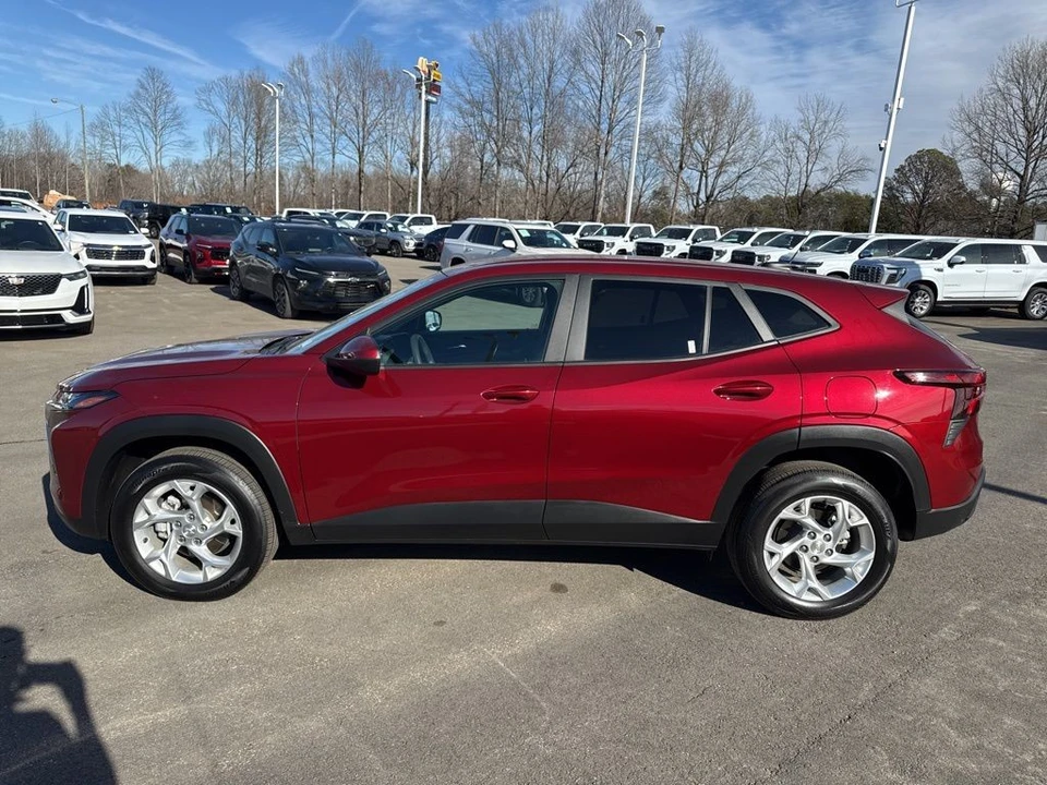 2025 Chevrolet Trax - Image 2 of 21