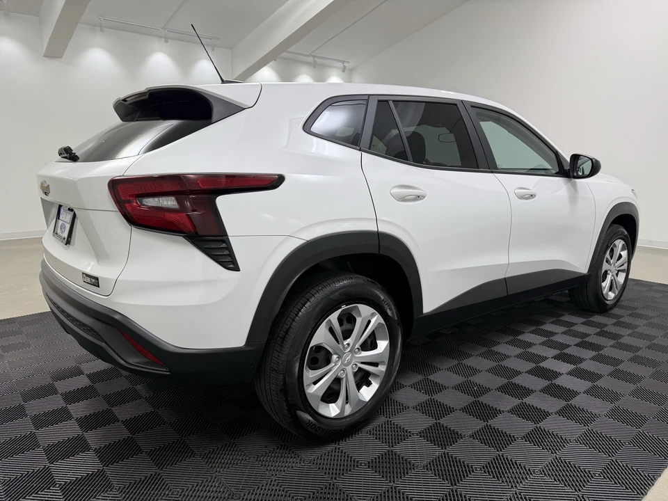 2025 Chevrolet Trax - Image 8 of 12