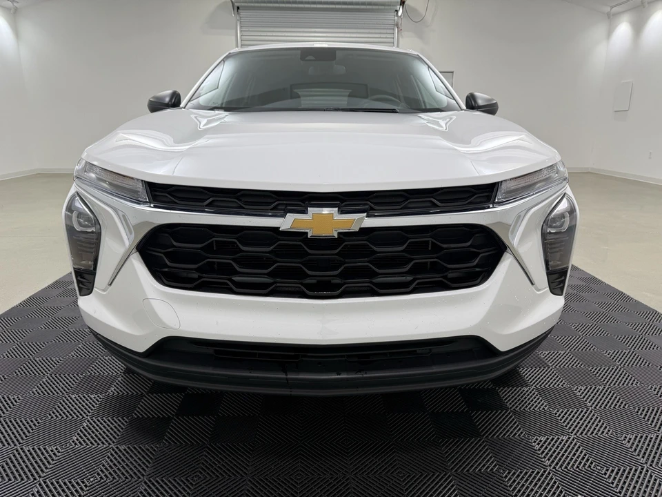 2025 Chevrolet Trax - Image 2 of 12