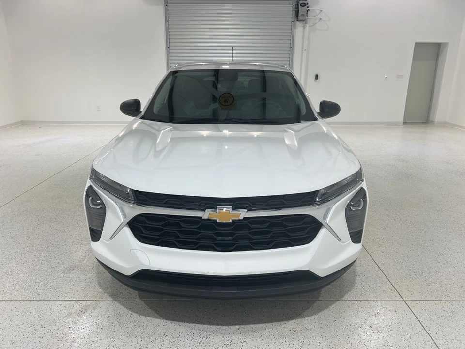 2025 Chevrolet Trax - Image 8 of 12
