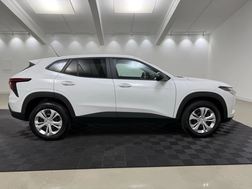 2025 Chevrolet Trax - Image 9 of 12