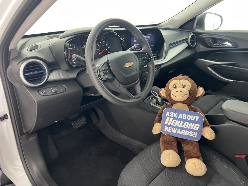 2025 Chevrolet Trax - Image 9 of 12