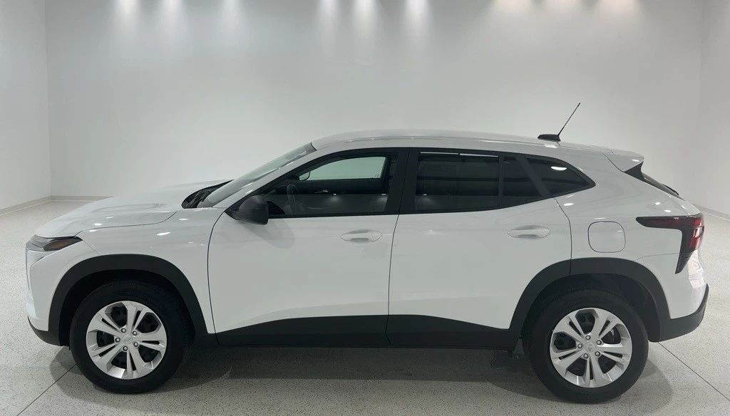 2025 Chevrolet Trax - Image 2 of 12