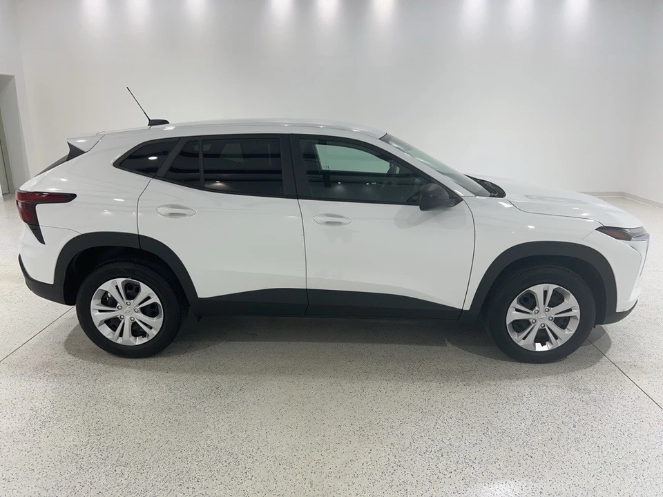 2025 Chevrolet Trax - Image 6 of 12