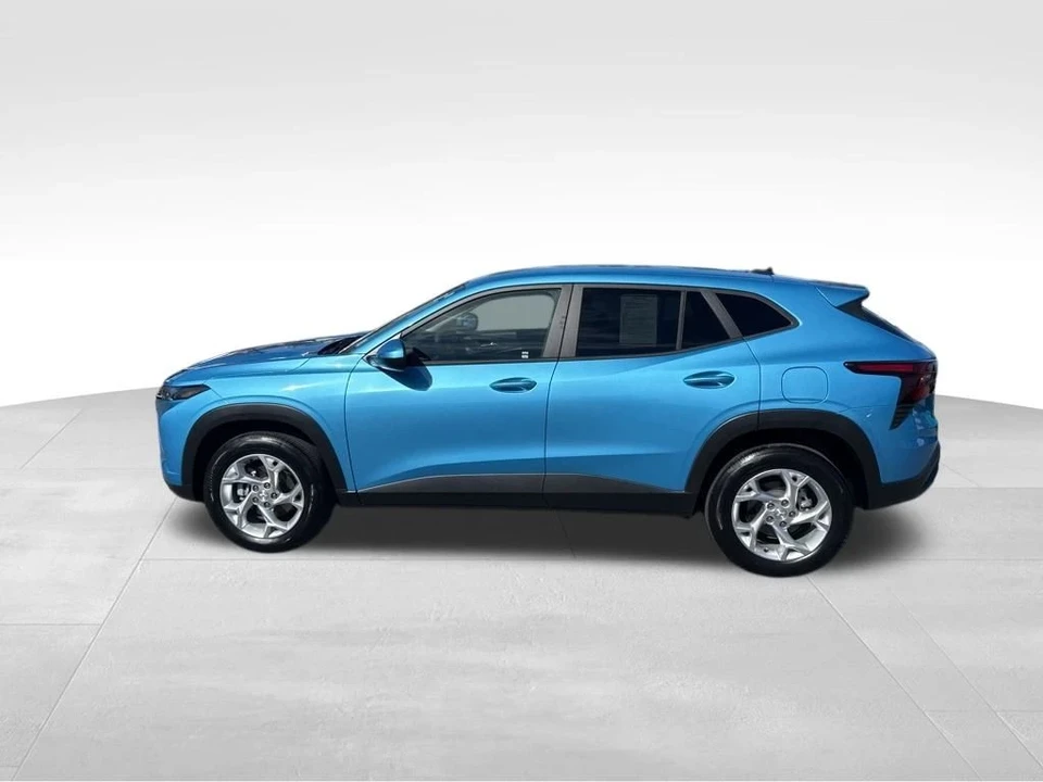 2025 Chevrolet Trax - Image 2 of 12