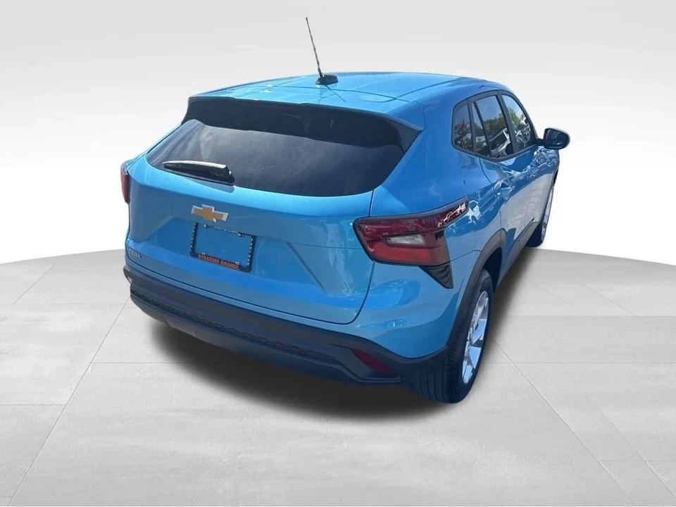 2025 Chevrolet Trax - Image 5 of 12