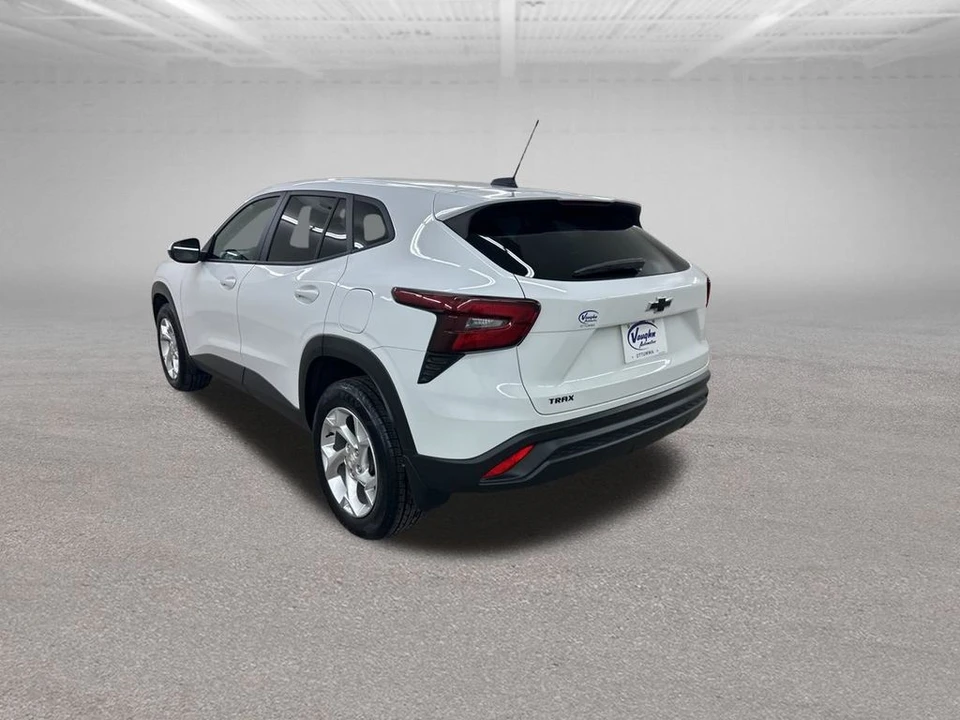 2025 Chevrolet Trax - Image 9 of 12