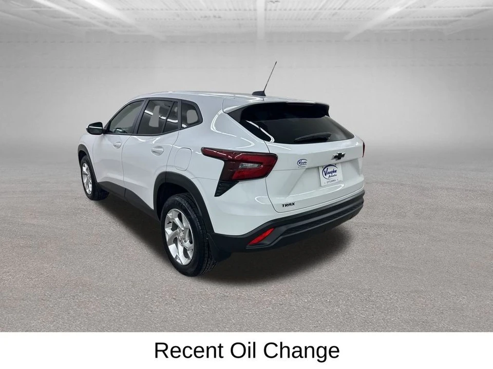 2025 Chevrolet Trax - Image 9 of 12