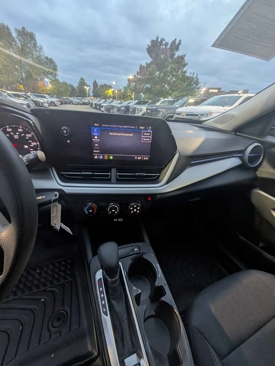 2025 Chevrolet Trax - Image 11 of 16
