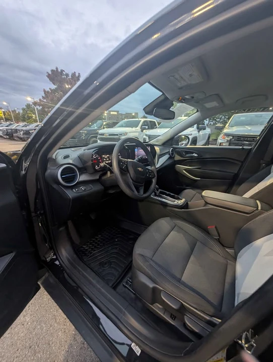 2025 Chevrolet Trax - Image 9 of 16