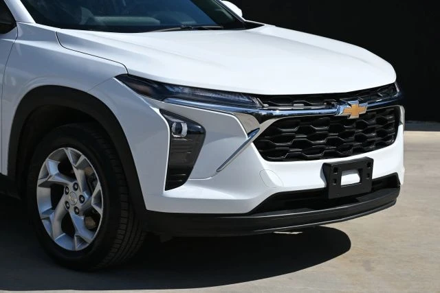 2025 Chevrolet Trax - Image 9 of 21