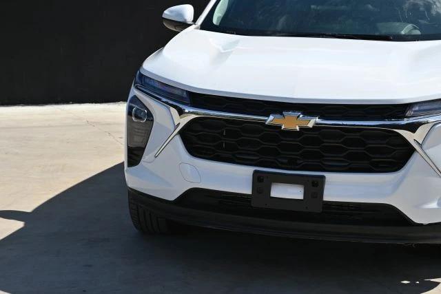 2025 Chevrolet Trax - Image 8 of 21