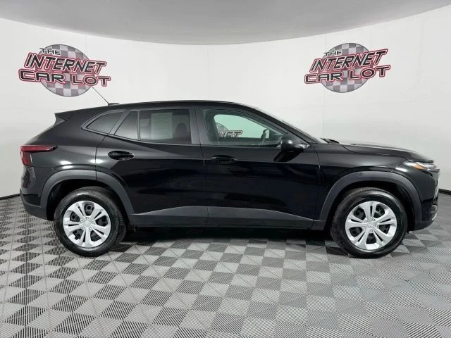 2025 Chevrolet Trax - Image 8 of 12