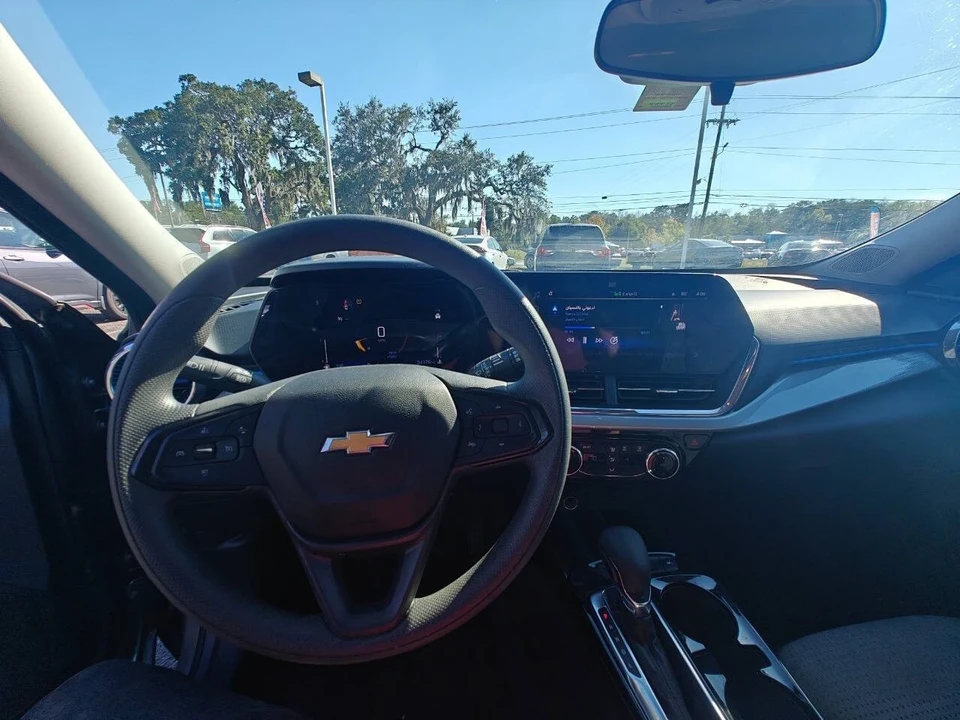 2025 Chevrolet Trax - Image 17 of 21