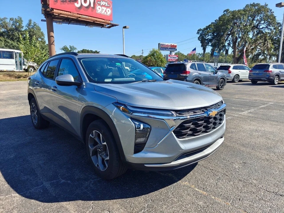 2025 Chevrolet Trax - Image 3 of 21